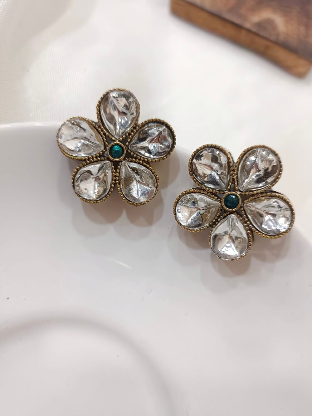 Kalakosh Timeless Floral Kundan Studs – A Touch of Grace & Elegance