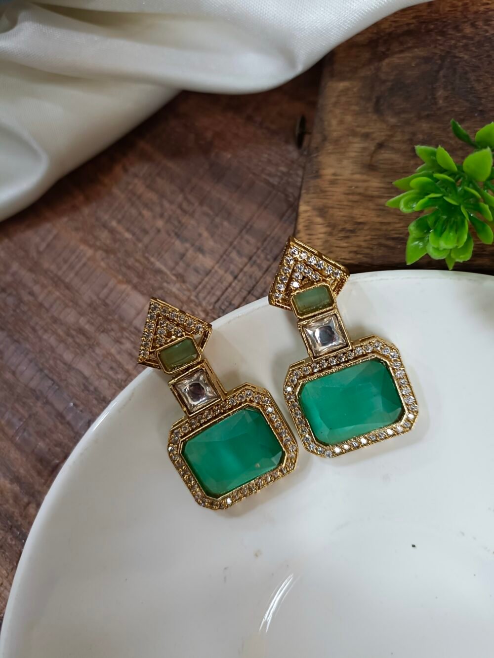 Kalakosh Royal Emerald Green Kundan Earrings – A Statement of Elegance